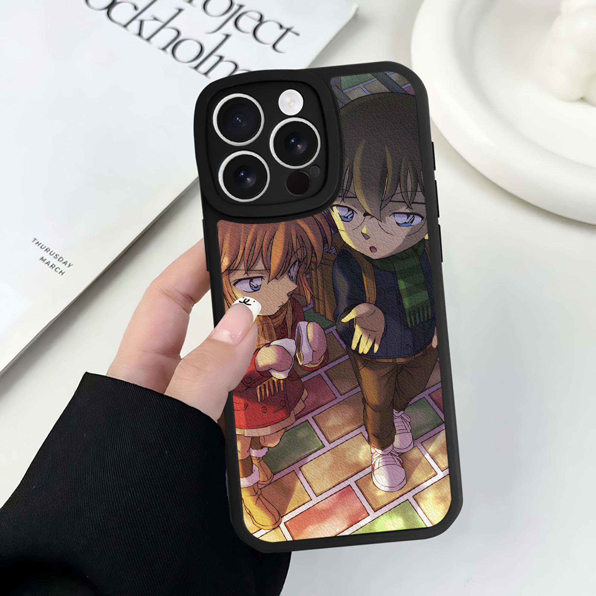 （画像用） 名探偵コナン Detective Conan 【iPhone 16シリーズ対応】シリコンスマホケース（レザー調） 材質：シリコン